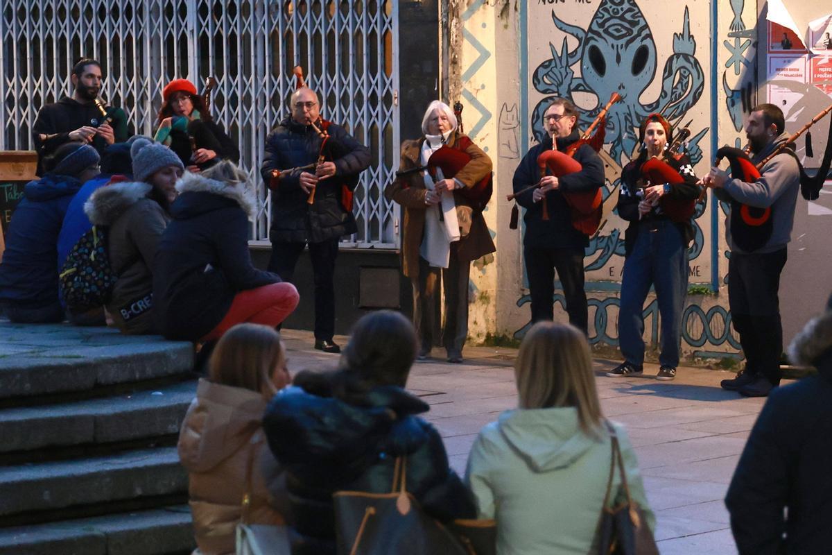 Banda de gaitas que conmemora la recuperación de los Merdeiros en Vigo
