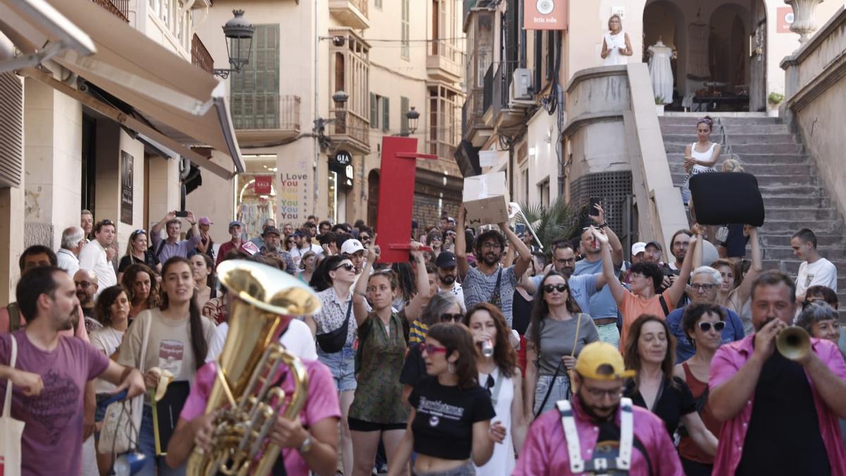 Pasacalles contra la gentrificación y la saturación turística en Palma
