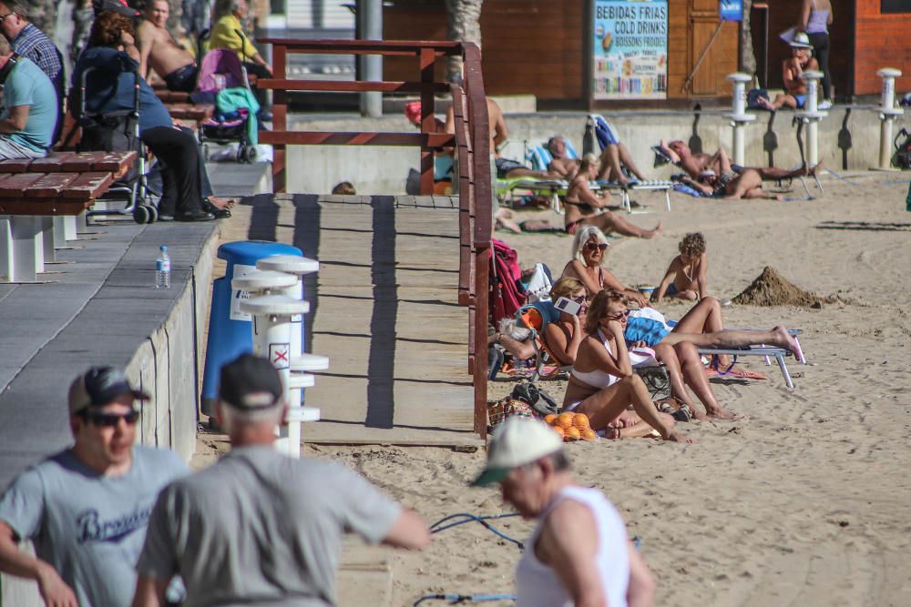 Las inusuales altas temperaturas han animado en los últimos días la afluencia a las playas de la Vega Baja. Aquí imágenes de la playa del Cura en Torrevieja.