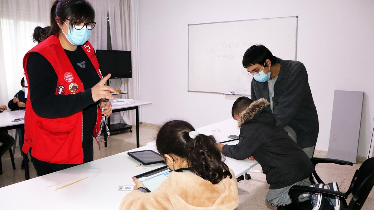 Niños con sus tablets en Cruz Roja.