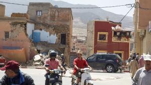 La población de Amizmiz, situada a unos 30 kilómetros del epicentro del terremoto, amanece llena de cascotes y escombros de edificios derruidos tras el terremoto.