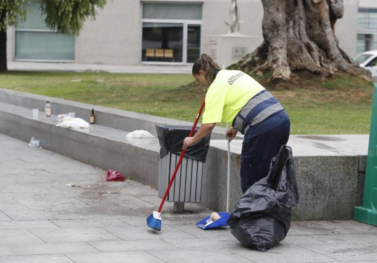 Limpiando la “resaca” La imagen que lucía la Praza da Estrela ayer por la mañana era radicalmente distinta a la instantánea que –antes del botellón– una podía apreciar del espacio. Restos de botellas, vasos, tercios de cerveza o bolsas de supermercado, así como colillas y cajetas de tabaco vacías, fueron recogidas por el servicio de limpieza, que a primera hora se puso manos a la obra para dejar el lugar impoluto. | // RICARDO GROBAS