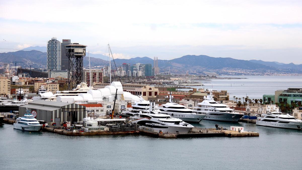 Vista aèria de les instal·lacions de Marina Barcelona 92, on es mantenen iots privats de gran eslora.