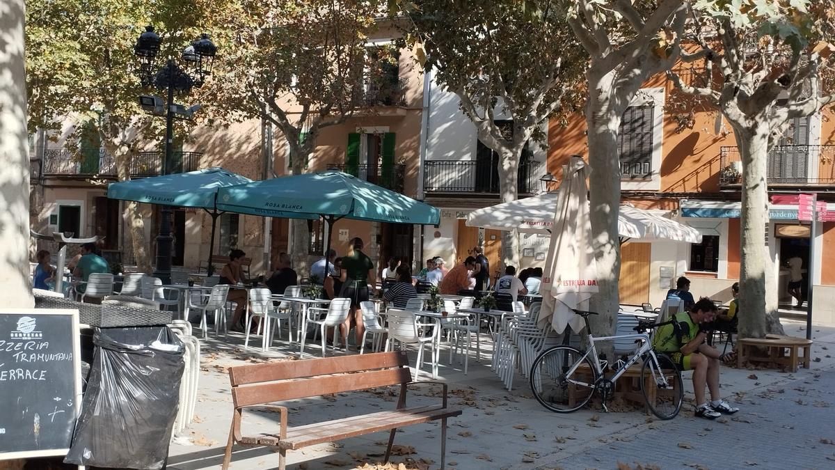 Un bar de la plaza de Bunyola instaló una televisión para ver la retrasmisión de las semifinales del Mundial.