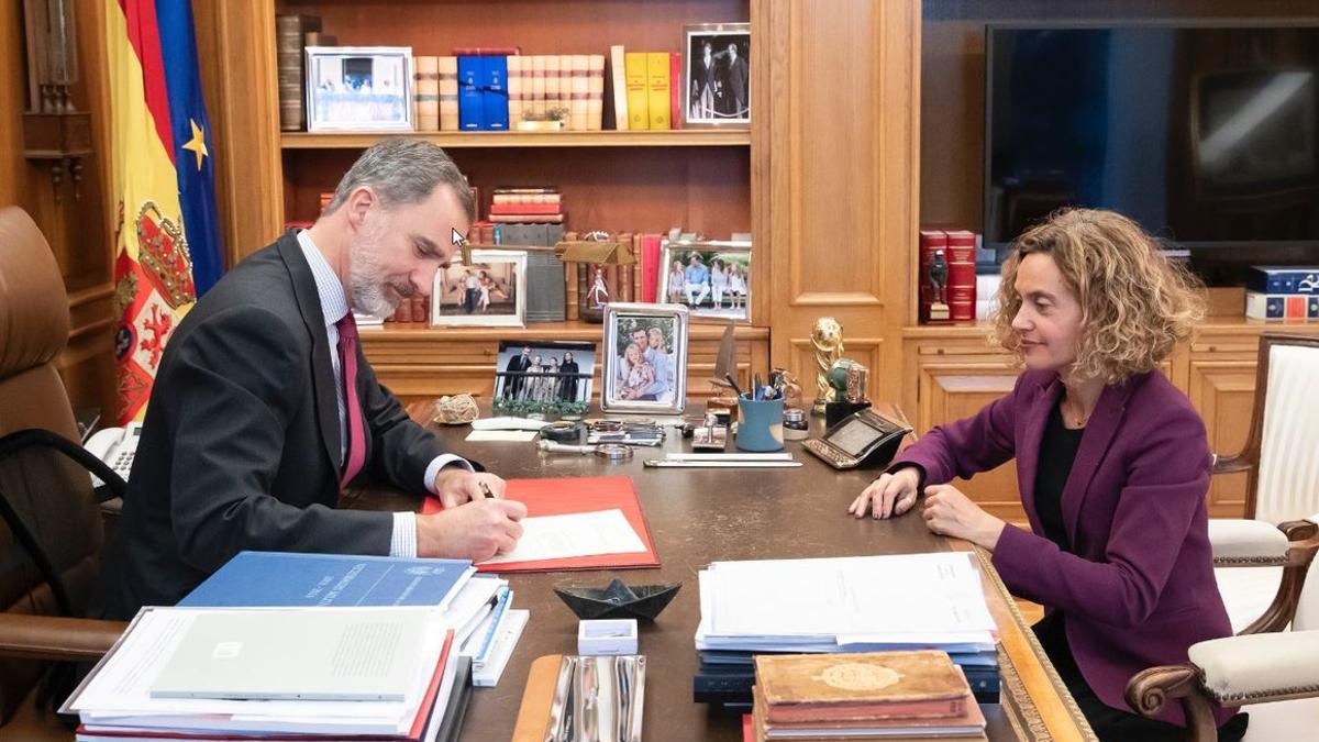 Felipe VI junto con la presidenta del Congreso, Meritxell Batet, en su despacho