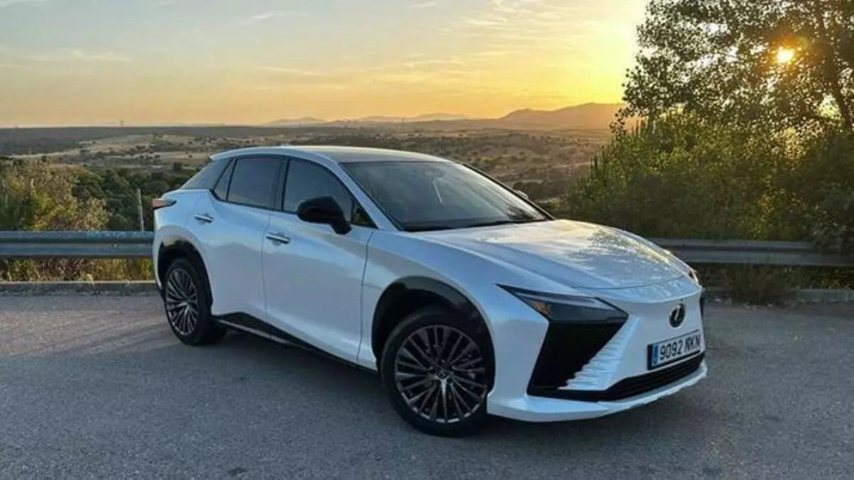 Lexus RZ 500e: 381 caballos de potencia y una dirección que lo cambia todo