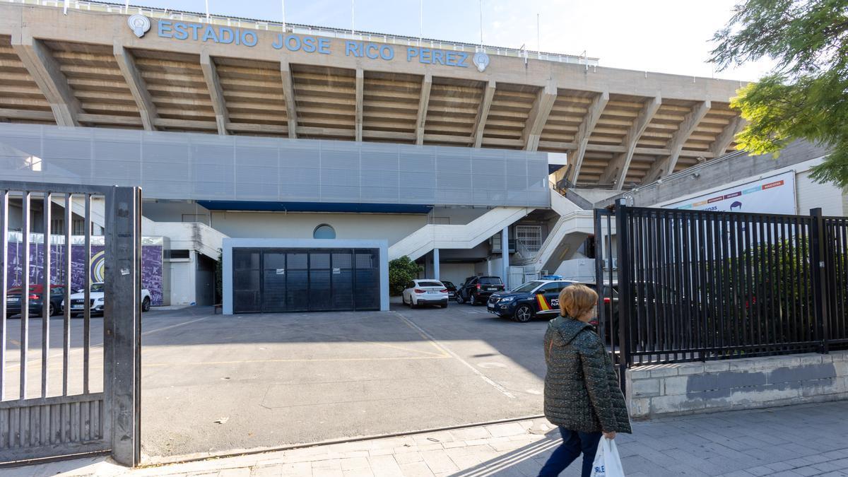 Entrada principal del estadio José Rico Pérez de Alicante.