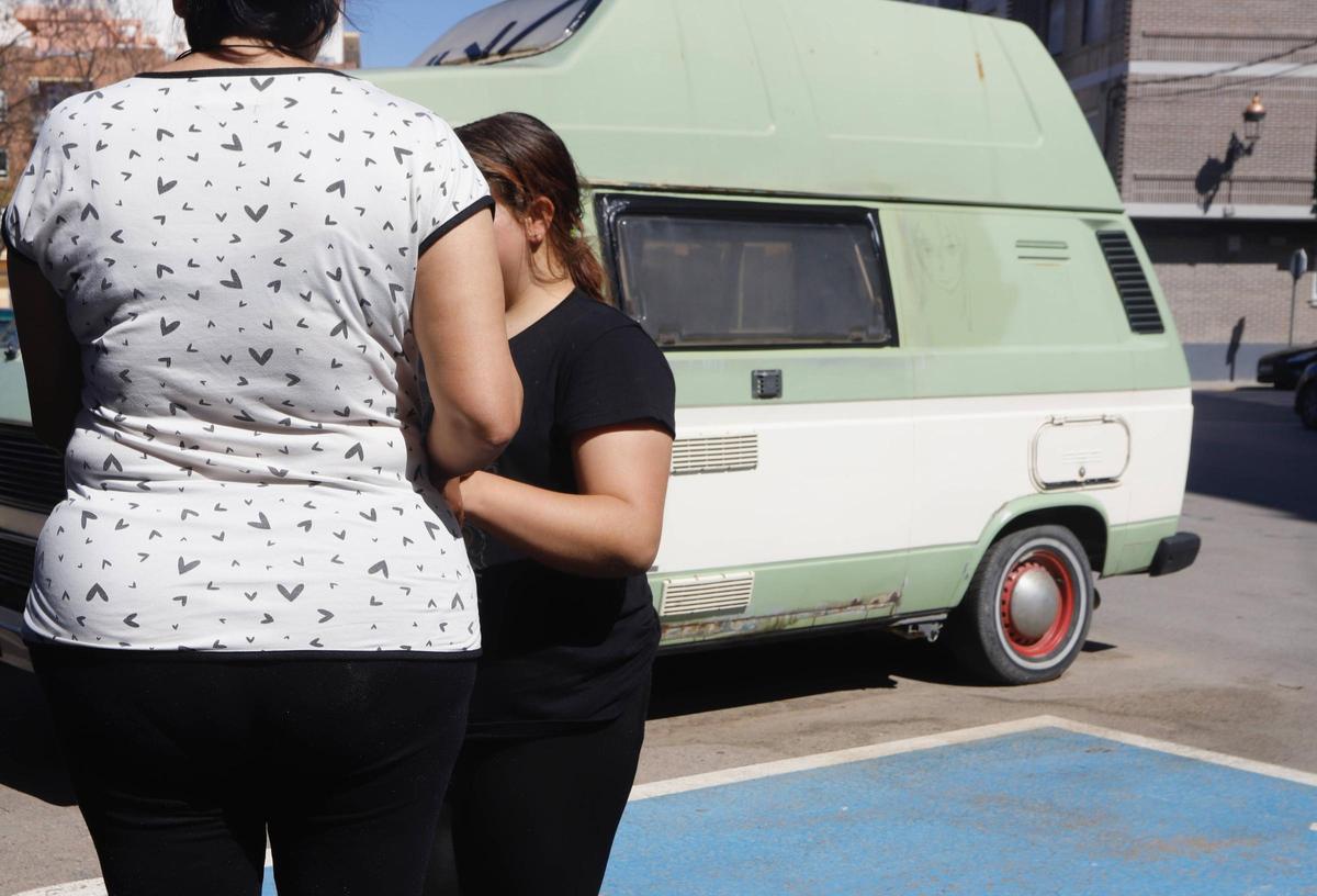 Un desahucio en Tavernes Blanques deja a una mujer con sus dos hijas viviendo en una caravana