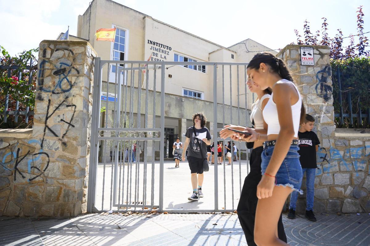 Alumnos a las puertas del IES Jiménez de la Espada, en Cartagena.