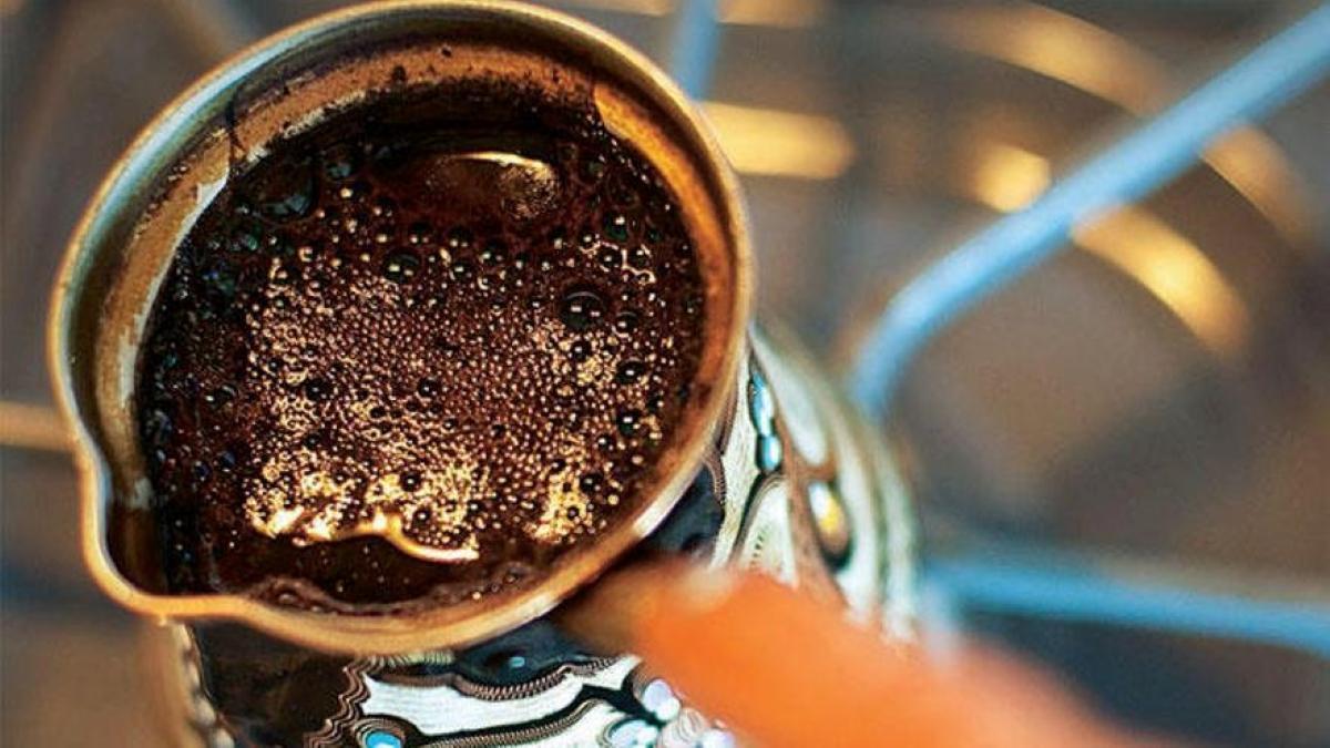 Un Recipiente Lleno De Granos De Café Arábica Sobre Una Antigua