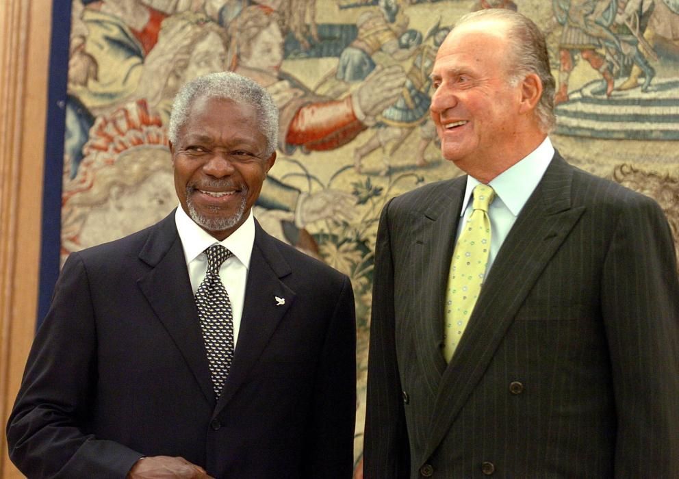 El Rey Juan Carlos y el secretario general de Naciones Unidas, Kofi Annan, al inicio de la reunión que mantuvieron en el Palacio de la Zarzuela, durante la visita que éste realiza a España, en su gira por varias capitales europeas.