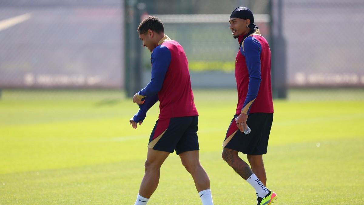 Vitor Roque y Raphinha en un entrenamiento del FC Barcelona