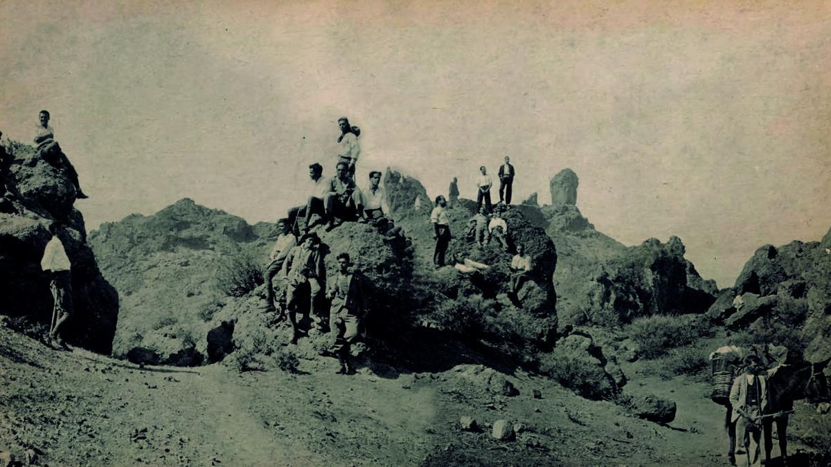 Integrantes de las logias masónicas Añaza, de Santa Cruz de Tenerife, y Andamana, de Las Palmas de Gran Canaria, durante una excursión a Tejeda en 1933 junto a miembros de la Escuela Luján Pérez con motivo de la visita a la Isla del grupo tinerfeño, una colección de fotos realizadas por Maisch que le acabarían costando la vida.