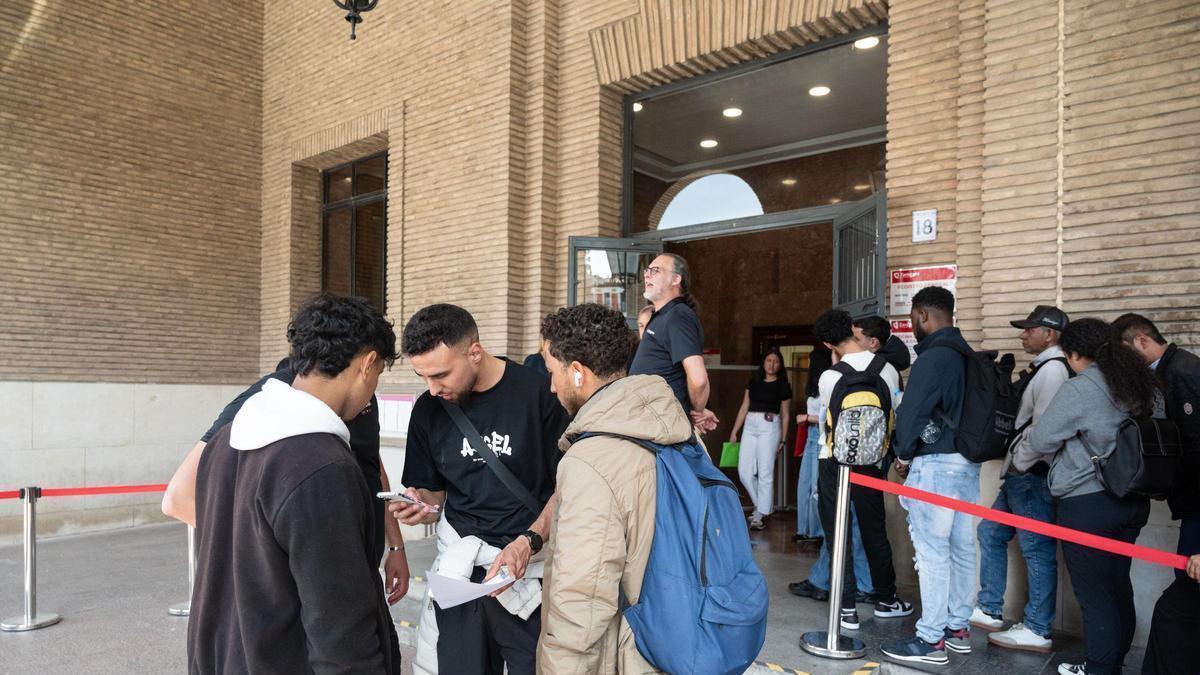 Al menos 400 migrantes han solicitado su regularización telemática en Aragón en las primeras 24 horas
