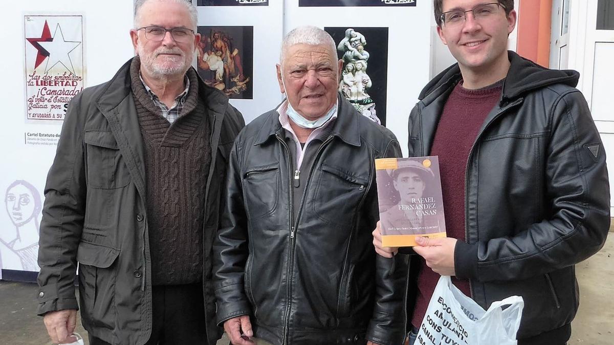 Os autores, Abel López (esquerda) e Manuel Pérez (dereita), co fillo de Rafael, en Carnoedo..   | // I.R.