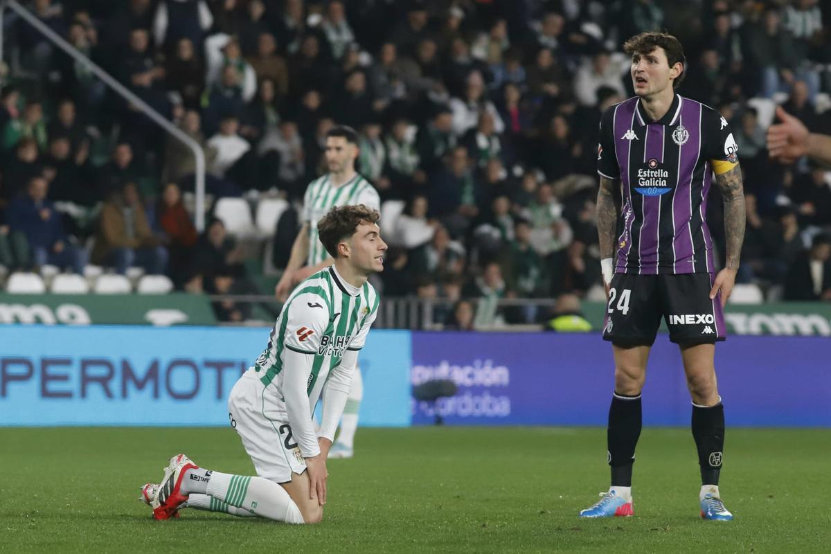 Mikel Goti, tercer refuerzo invernal, en su debut durante el Córdoba CF-Real Valladolid.