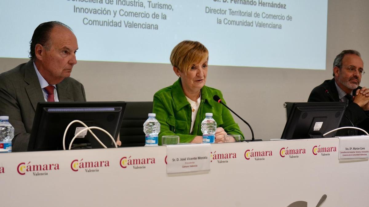 En el centro, la consellera Marián Cano durante una jornada sobre industria dual.