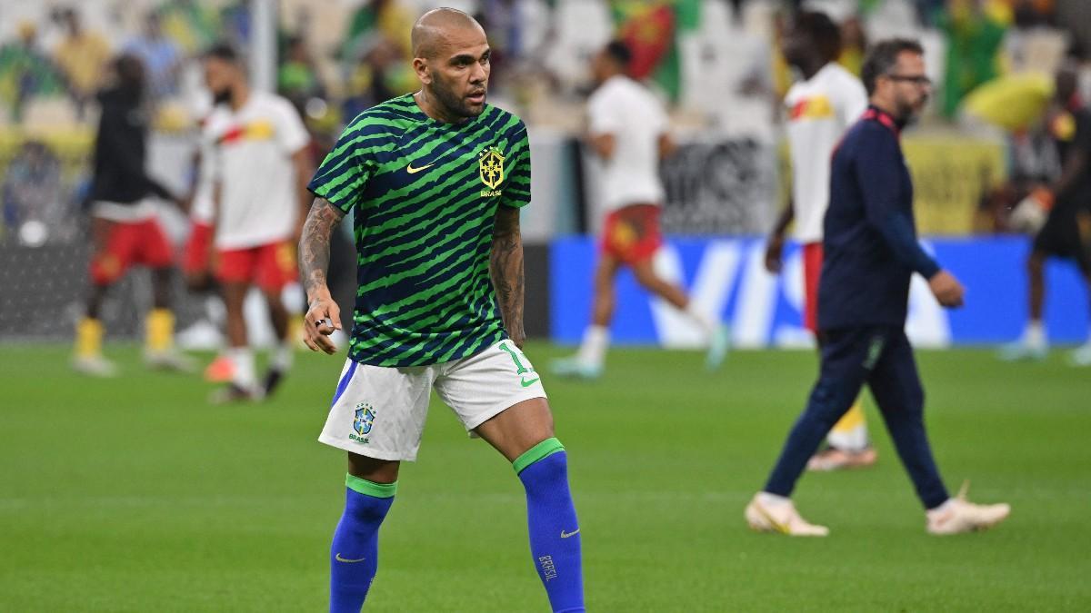 Dani Alves, titular ante Camerún