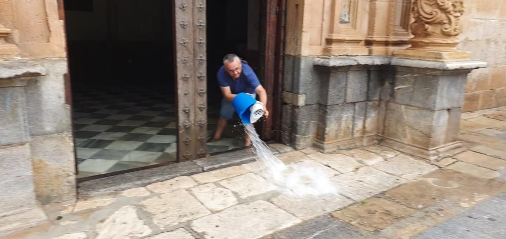 Sacando agua de la Iglesia de Santiago El Mayor en Orihuela