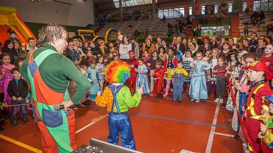 Un momento de la fiesta infantil de Entroido celebrada ayer en el pabellón gondomareño. // FdV