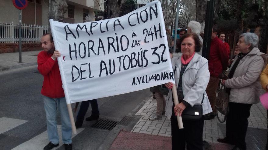 Los vecinos salieron a la calle para pedir la ampliación del horario de la línea 32.