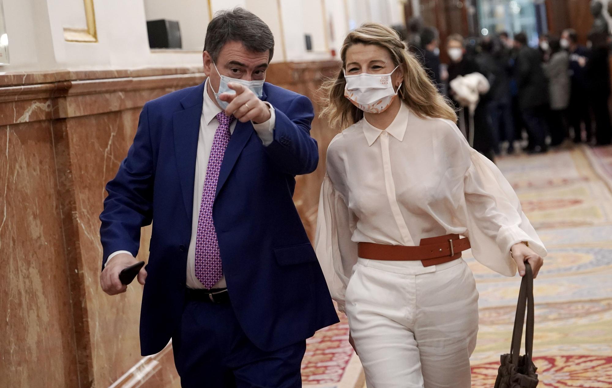 El portavoz del PNV en el Congreso, Aitor Esteban, junto a la vicepresidenta segunda y ministra de Trabajo, Yolanda Díaz, en los pasillos del Congreso.