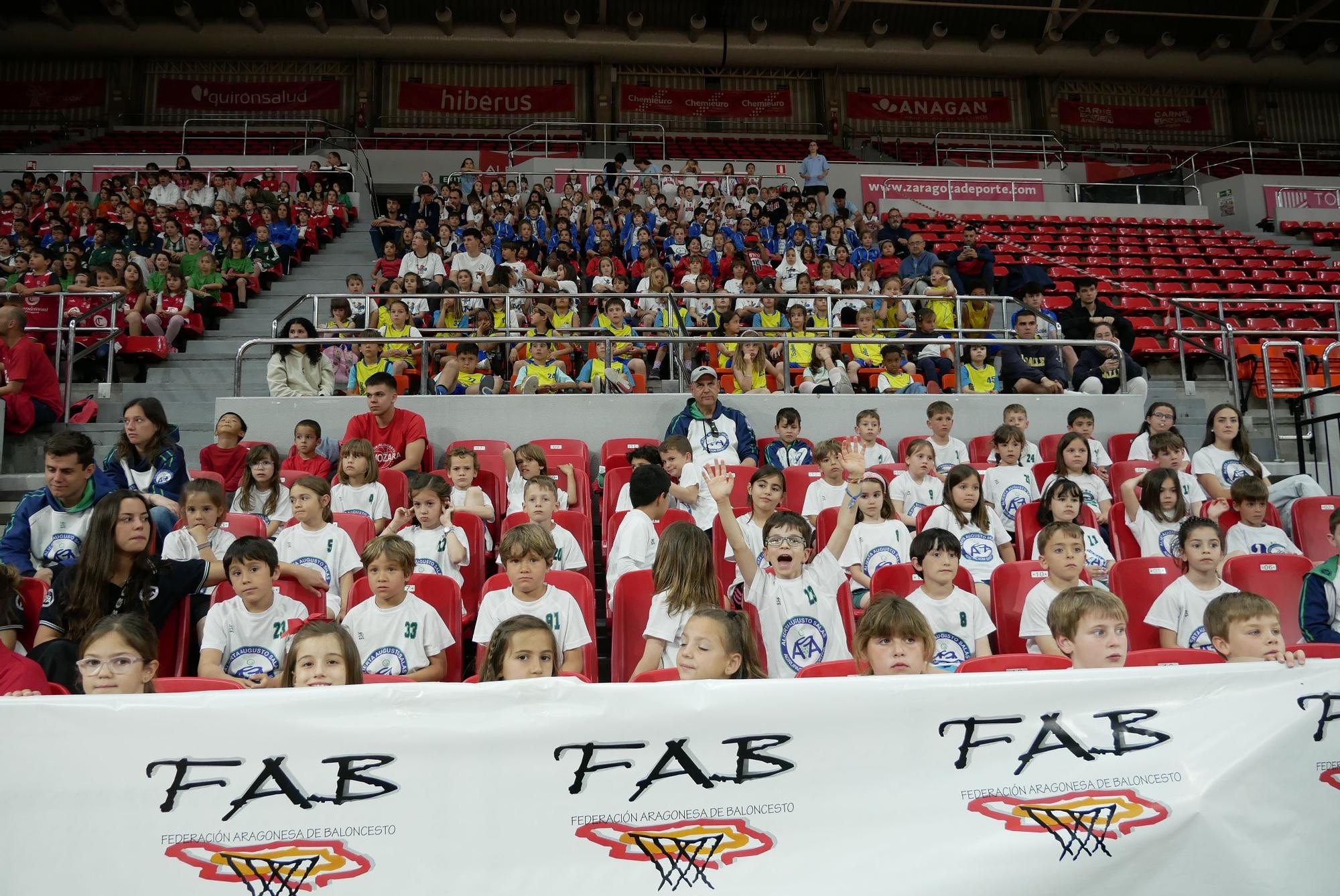 EN IMÁGENES | Reparto de balones de "Liga de Escuelas Ibercaja" en el Príncipe Felipe