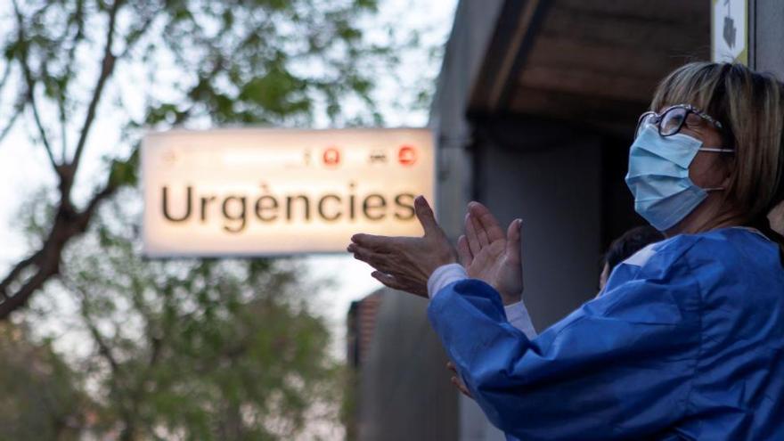 Una sanitària aplaudeix durant l&#039;homenatge que el veïnat fa cada dia al personal de l&#039;Hospital de Sant Pau de Barcelona