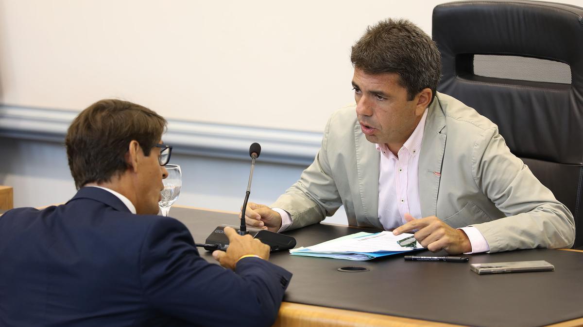 El presidente de la Diputación, Carlos Mazón, conversa con el diputado ilicitano Juan de Dios Navarro