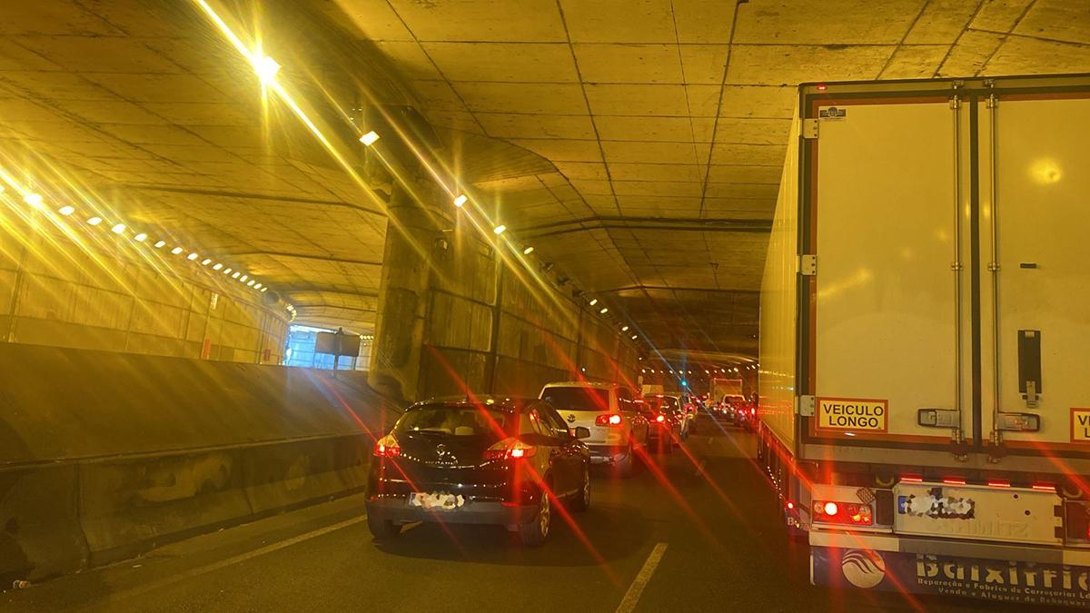 Coches retenidos en el túnel de acceso a la autopista