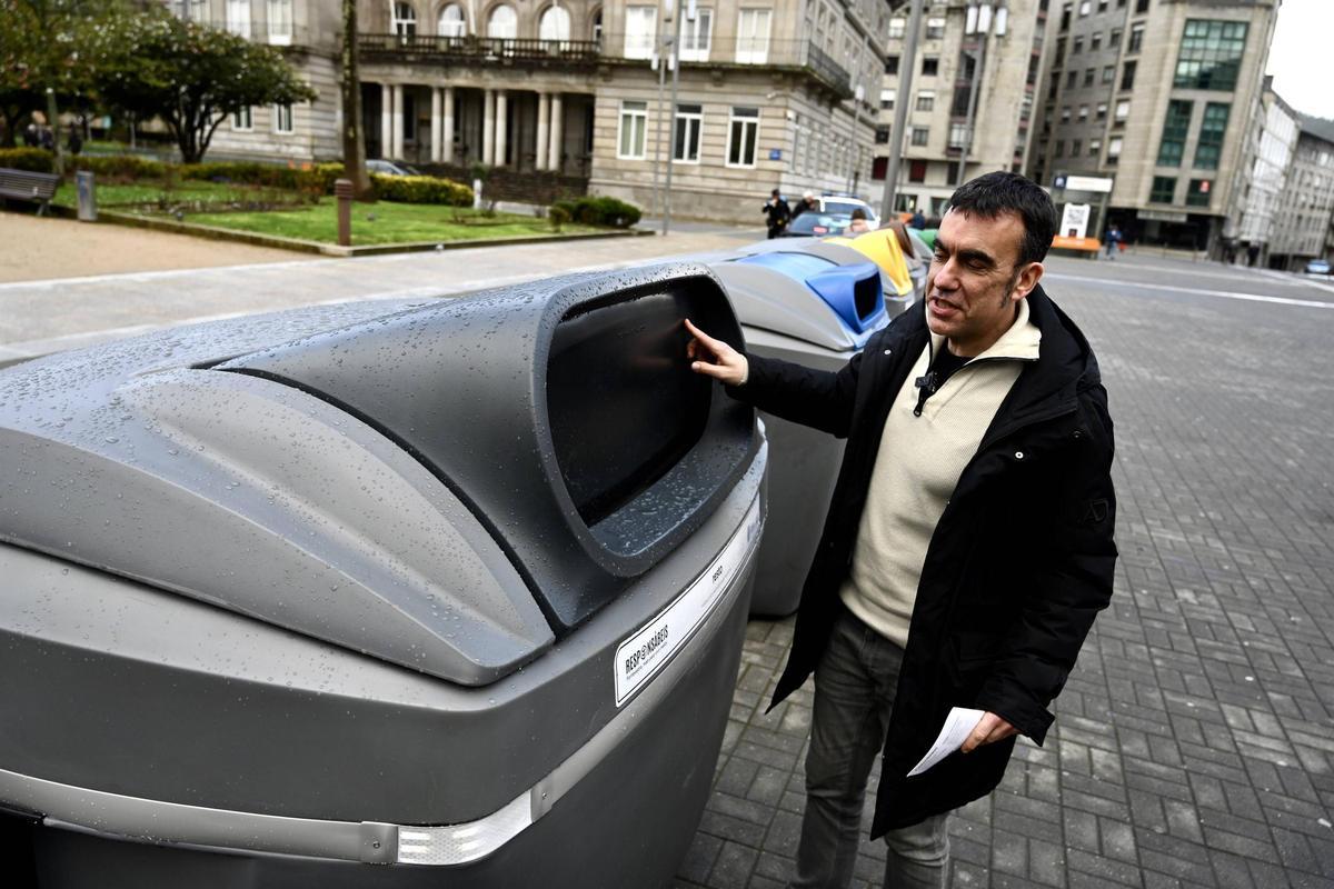 El concelleiro Xaquín Moreda presentando los nuevos colectores grises