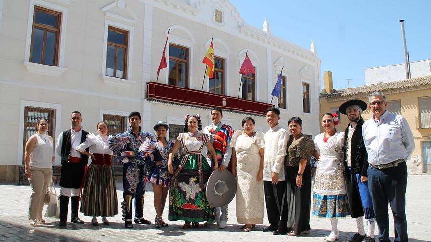 Recepción en el Ayuntamiento a los grupos invitados al certamen.