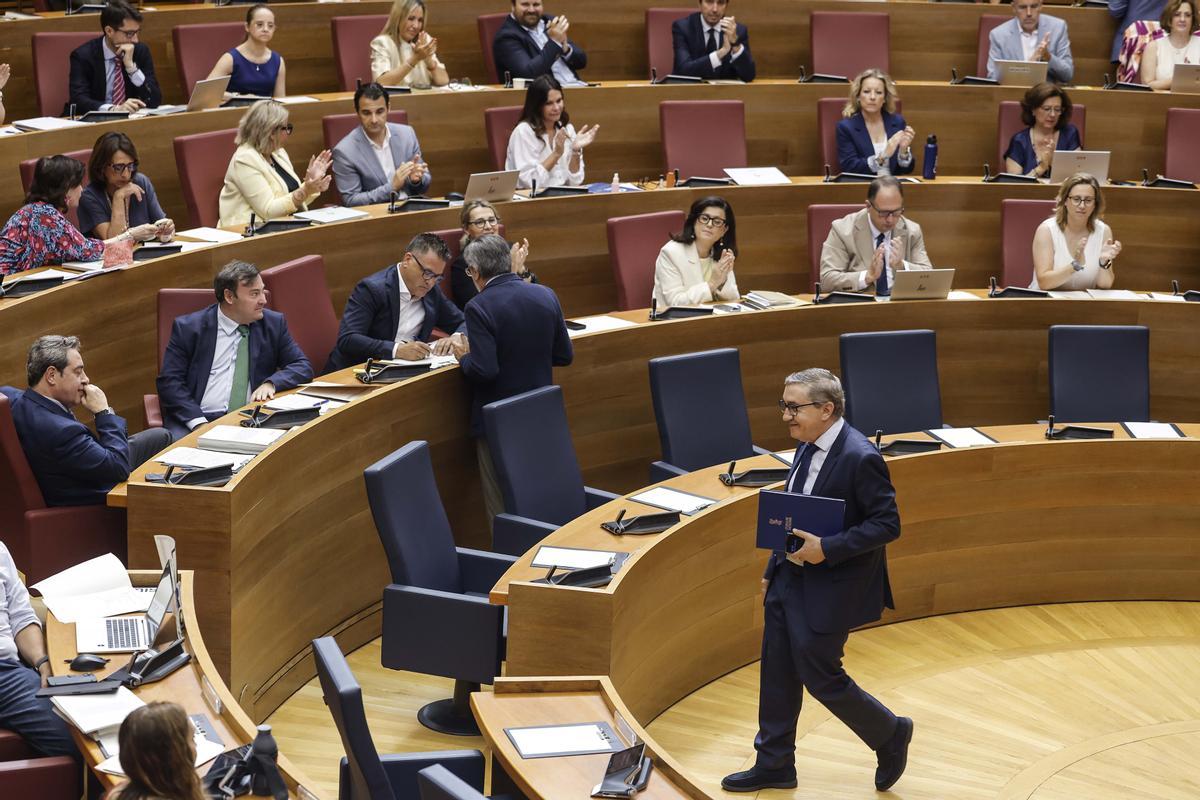 El conseller de Educación, Cultura, Universidades y Empleo de la Generalitat valenciana, José Antonio Rovira, durante una sesión plenaria en Les Corts Valencianes, a 17 de junio de 2026, en Valencia, Comunidad Valenciana (España). Pérez Llorca ha acudido hoy a una sesión ordinaria del pleno de Les Corts cuando tiene lugar en los alrededores varias protestas simultáneas de Taxistas, patronal de VTC, docentes de la concertada, el sector social y la Xarxa pel Finançament. 17 JUNIO 2026 Rober Solsona / Europa Press 17/06/2026. José Antonio Rovira;Rober Solsona