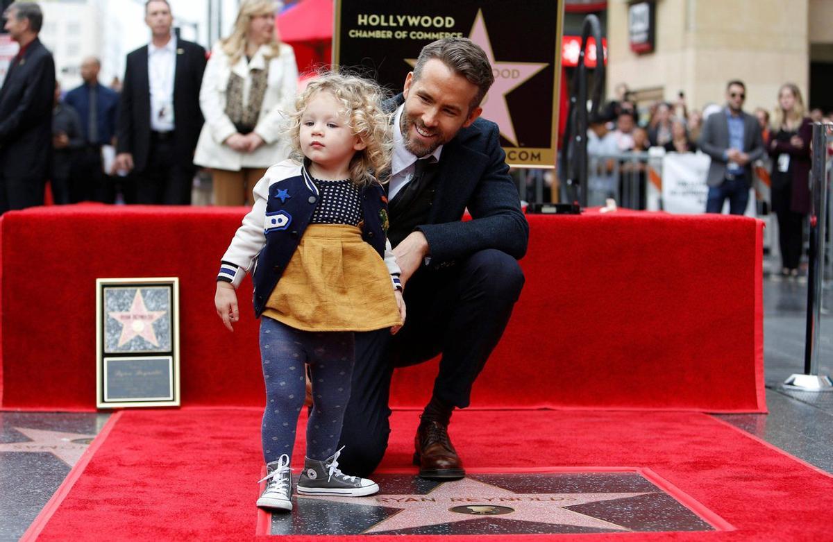 Ryan Reynolds junto con su hija James, de cinco años