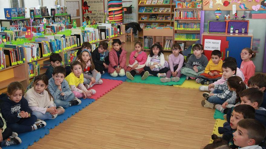 Alumnos del CEIP Prácticas visitaron la biblioteca municipal de A Ponte.   | // IÑAKI OSORIO