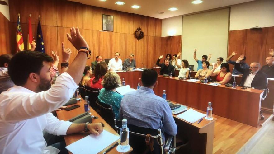 Momento en el que la oposición rechaza la propuesta de sueldos, asesores y delegaciones realizada por el PP en minoría