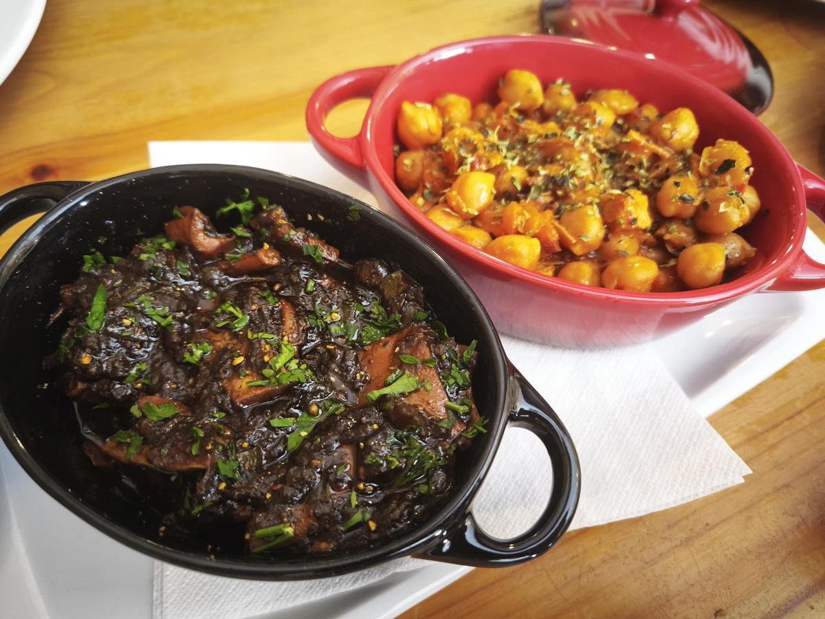 Tapa de potas en salsa y de garbanzos con solomillo.