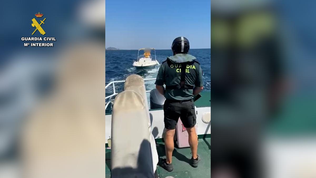 Rescate de una embarcación de recreo, el pasado 17 de agosto, frente a la costa de lAmetlla de Mar (Tarragona).
