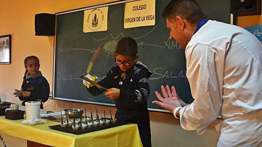 Óscar Pérez le explica a un alumno de La Vega cómo realizar una de las presentaciones.