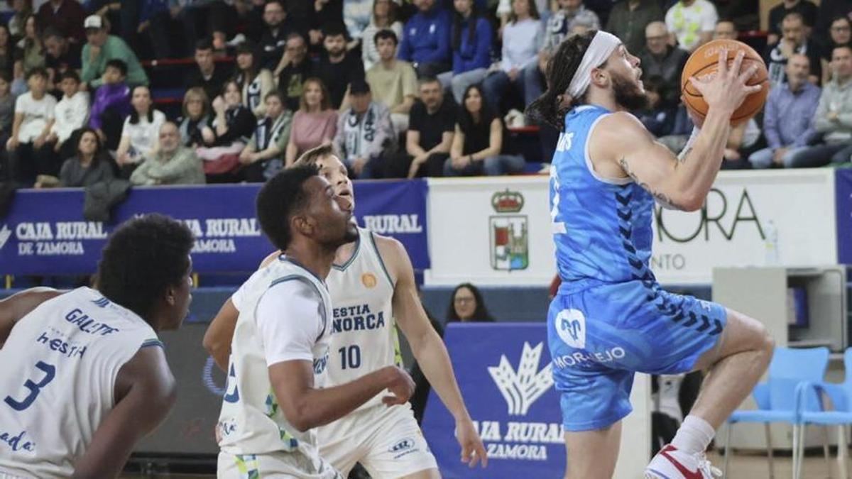 Roberts ejecuta una entrada a canasta | ALBA PRIETO