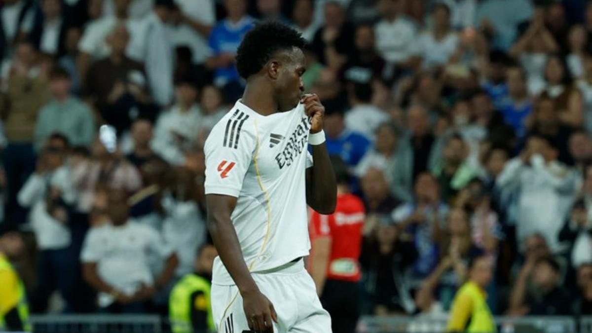 Vinicius se besó el escudo en el Bernabéu