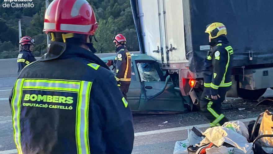 Terribles imágenes: Grave accidente entre un turismo y un camión en la CV-10 de Borriol