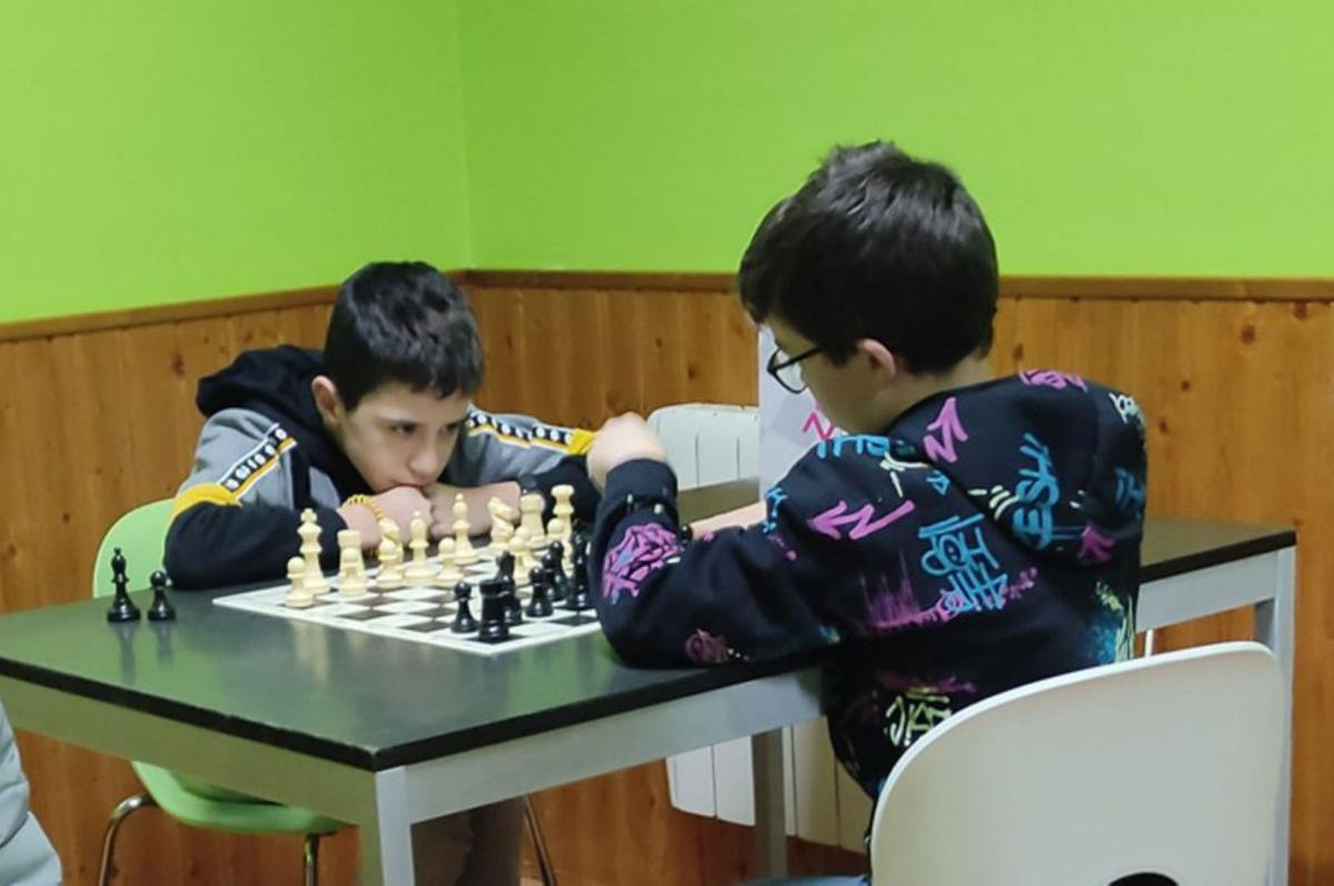Dos niños durante una partida de ajedrez en el Punto Joven. | E. P.