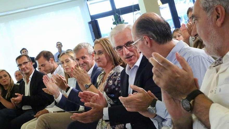 El candidato, Carlos Abal, acompañado de Almuiña y Cores Tourís por la derecha y Pino, Rueda, Pastor, Dorado, Rodal y Muñoz por la izquierda durante el acto.