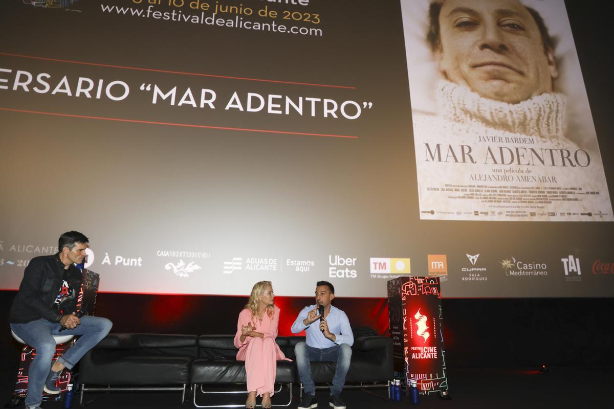 Luis Larrodera, Belén Rueda y Amenábar tras la proyección de "Mar adentro"