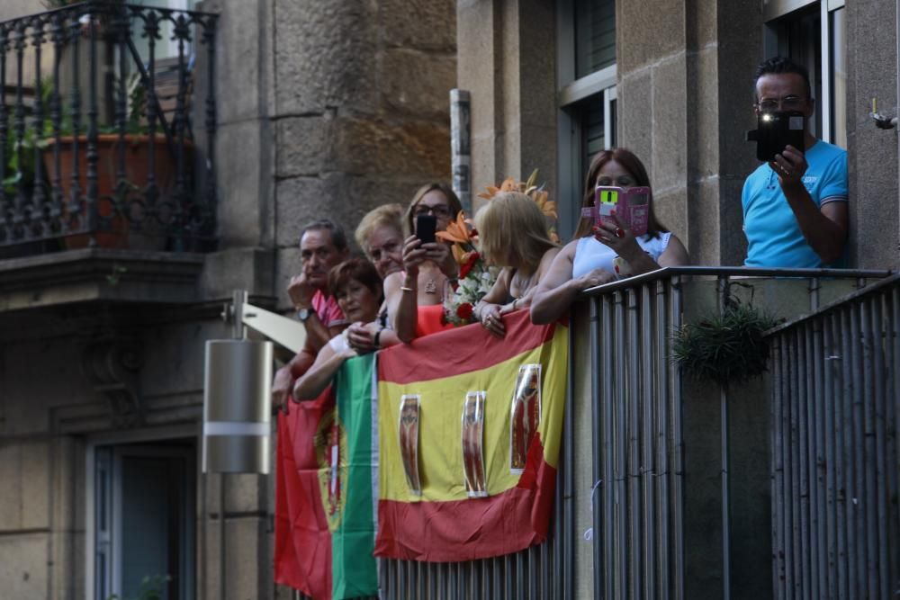 Cientos de miles de seguidores acompañan a la procesión por el centro de Vigo en medio de un asfixiante calor.