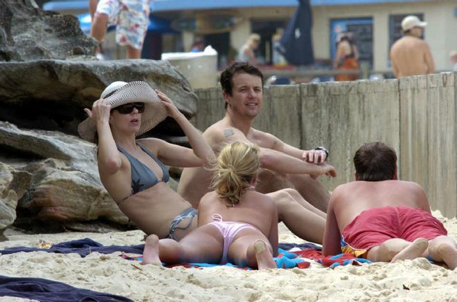 Mary Donaldson y su familia toman el solo en bikini en una playa australiana