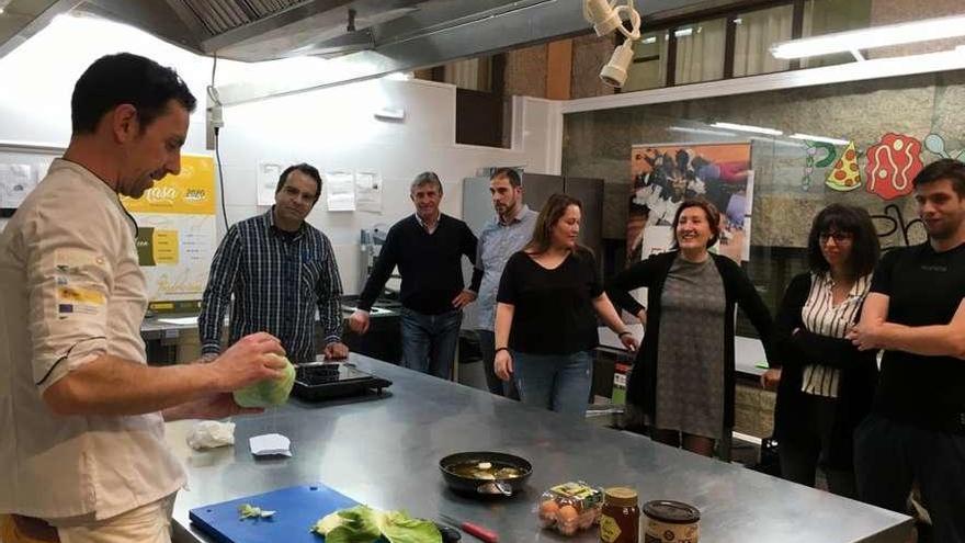 Hosteleros de Nigrán se ponen al día con el chef Iván Méndez