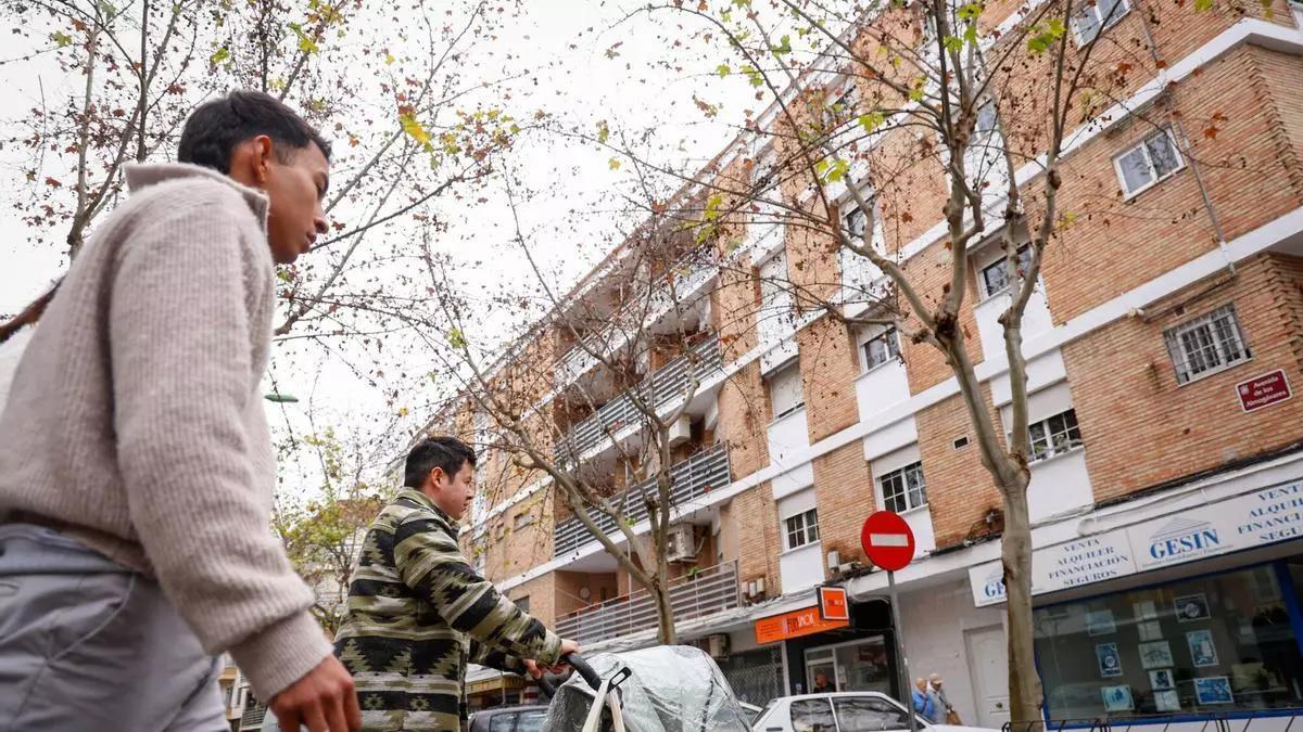 Migrantes en una calle en Córdoba.
