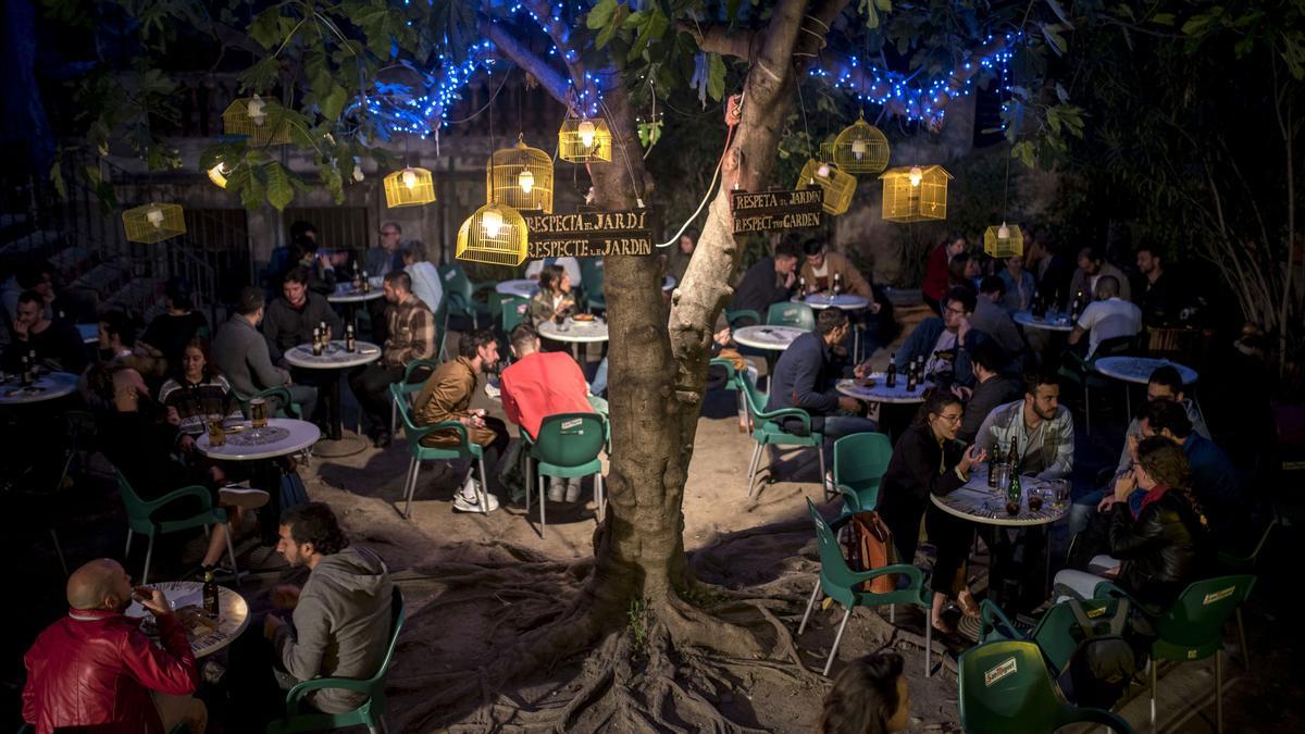 Un vergel clásico: cerveceo a la sombra de una higuera en el Antic Teatre.